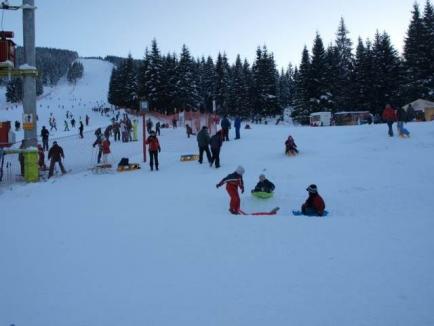 Primăria Nucet porneşte pârtiile de schi abia pe 20 decembrie